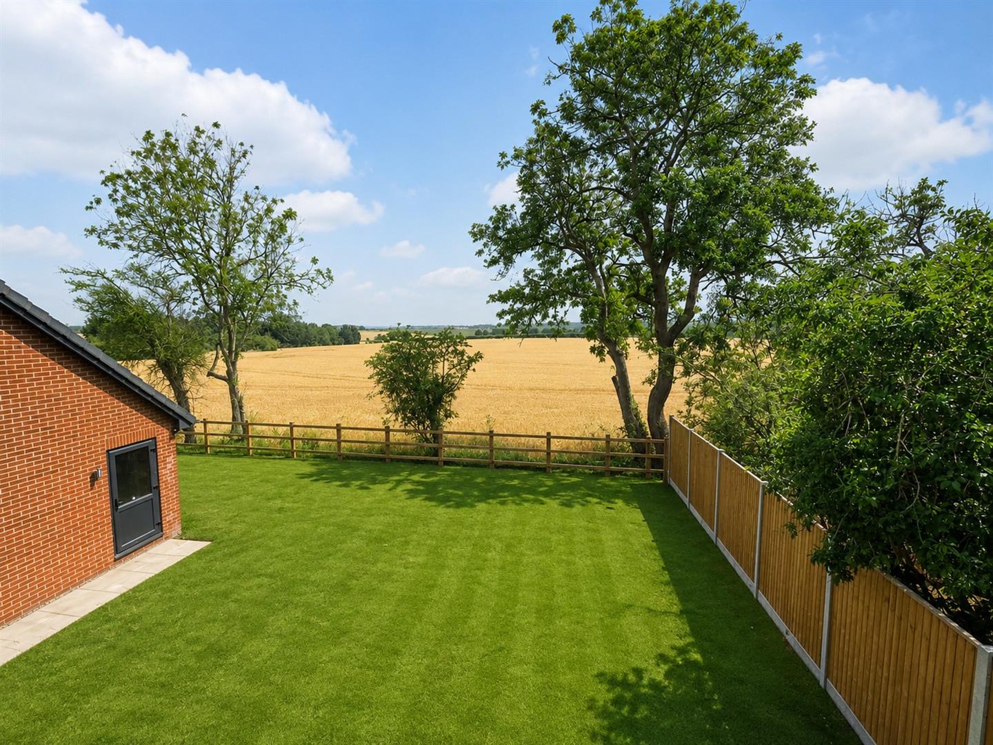 4 bed property in Highstreet, Bedford